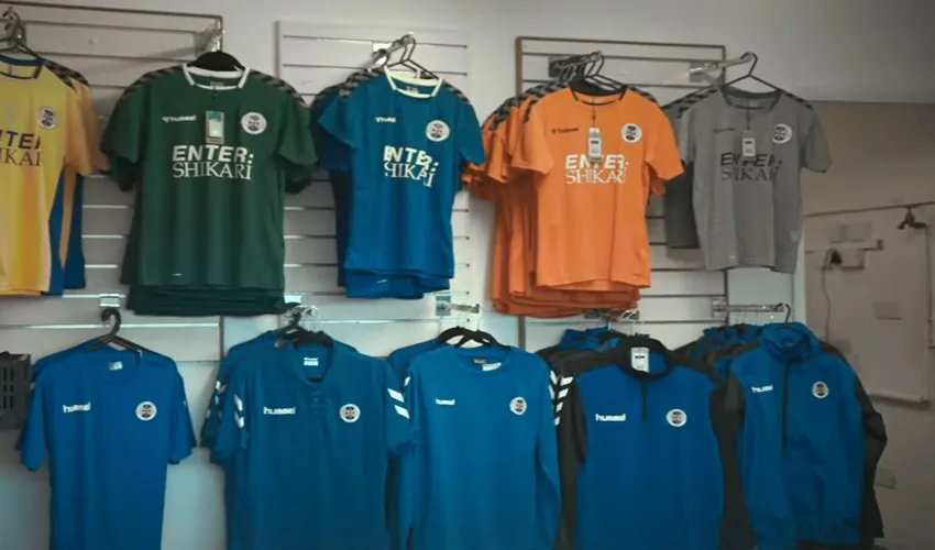 Áo đấu sân nhà và sân khách của CLB St Albans City với hai tông màu chủ đạo xanh - vàng và trắng - đen.