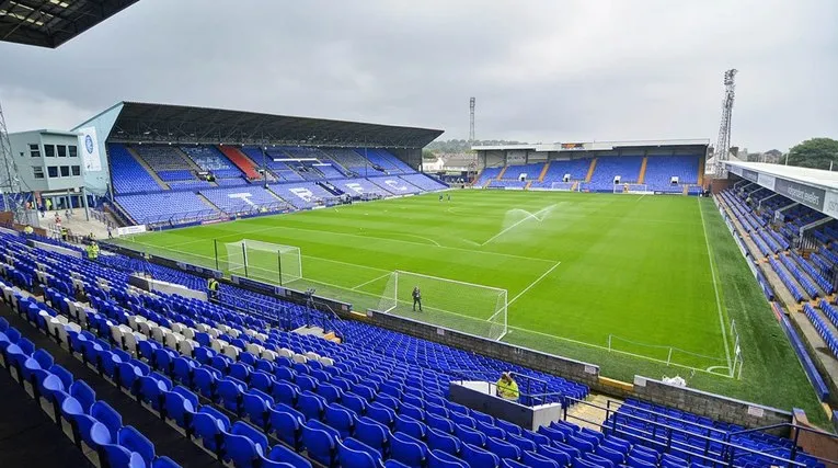 Bãi cỏ xanh mướt của sân Prenton Park, sẵn sàng cho trận đấu sắp tới
