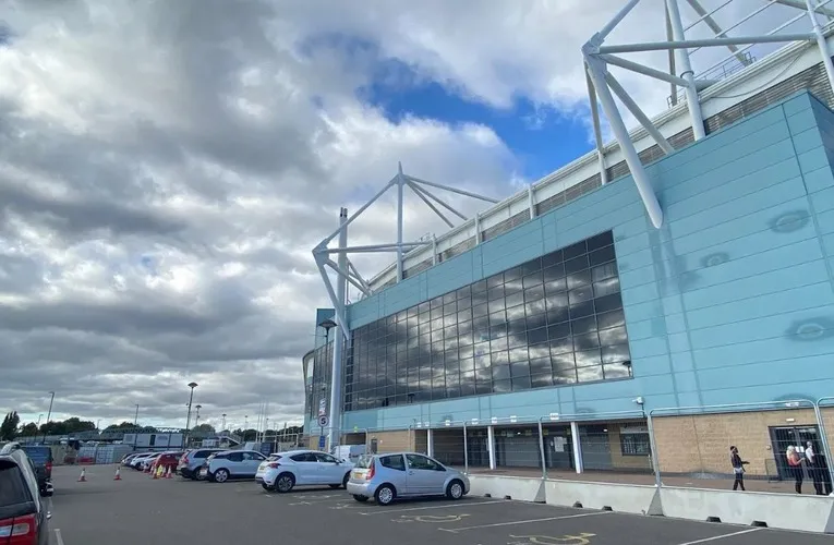 Bãi đỗ xe rộng rãi tại Coventry Building Society Arena, tiện lợi cho các cổ động viên.