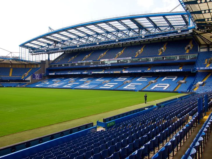 Bên trong sân vận động Stamford Bridge, khán đài và sân cỏ khi không có trận đấu