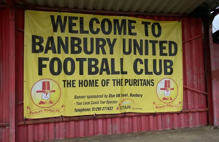 Biển chào mừng tại Spencer Stadium, cánh cổng dẫn vào thế giới của Banbury United và người hâm mộ trung thành.