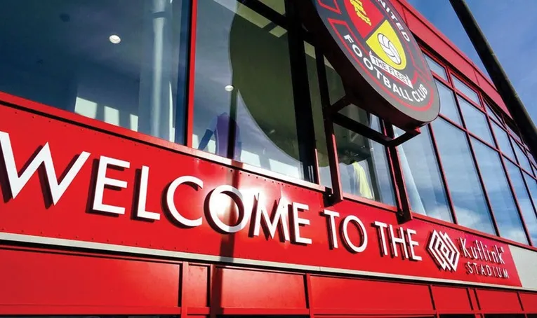 Biển hiệu lối vào sân Stonebridge Road, nơi chứng kiến bao thế hệ cổ động viên Ebbsfleet United đã đi qua