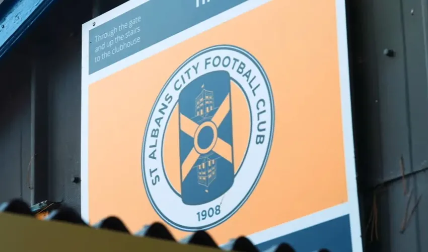 Biểu tượng (crest) của câu lạc bộ St Albans City, chứa đựng lịch sử và niềm tự hào của đội bóng.
