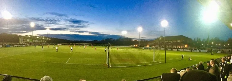 Blackwell Meadows rực sáng dưới ánh đèn pha trong một ngày thi đấu sôi động của Darlington FC