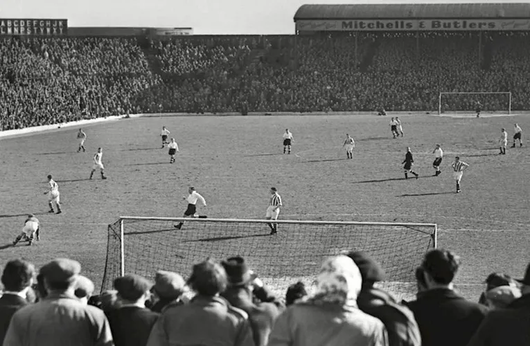 Bức ảnh lịch sử tái hiện một khoảnh khắc tại sân The Hawthorns, chứng tỏ sự trường tồn của SVĐ.