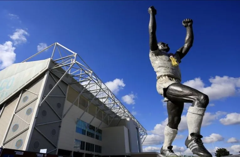 Bức tượng Billy Bremner, huyền thoại bất tử của Leeds United, sừng sững tại Elland Road