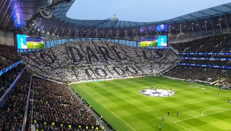 Bức tường &quot;Dare to Dream&quot; tại sân vận động Tottenham Hotspur, biểu tượng cho khát vọng của câu lạc bộ