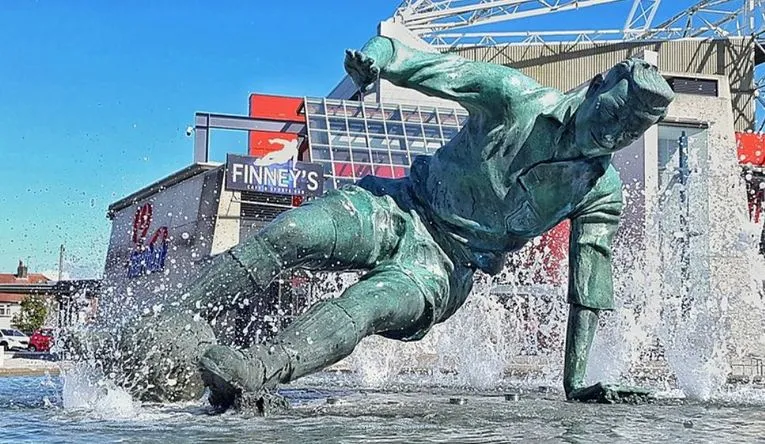 Bức tượng &quot;The Splash&quot; của Sir Tom Finney bên ngoài sân Deepdale, tôn vinh huyền thoại bất tử của Preston North End.