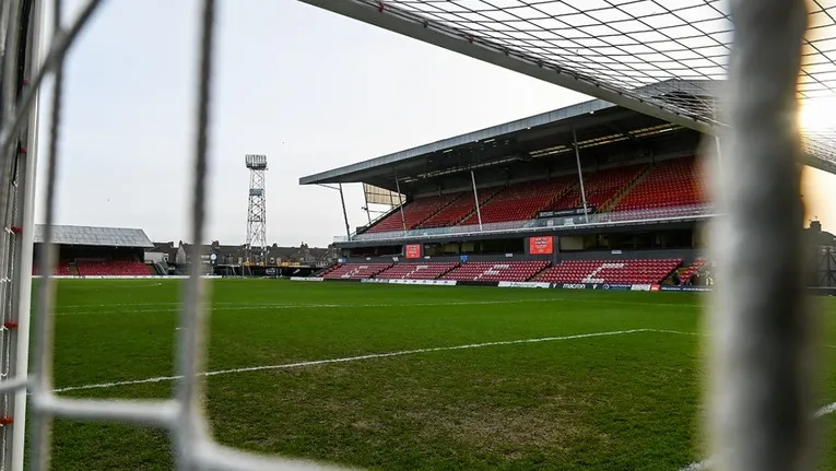 Cận cảnh khán đài chính của sân vận động Blundell Park với kiến trúc truyền thống