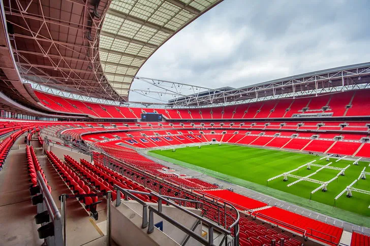 Cận cảnh nội thất khán đài sân vận động Wembley hiện đại với hàng ghế đỏ nổi bật