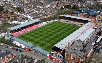 Cận cảnh sân St. James Park ở Exeter nhìn từ trên cao, cho thấy sự hòa mình vào khu dân cư