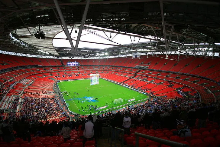Cận cảnh toàn bộ nội thất sân vận động Wembley, thể hiện sự đồ sộ và hiện đại của kiến trúc