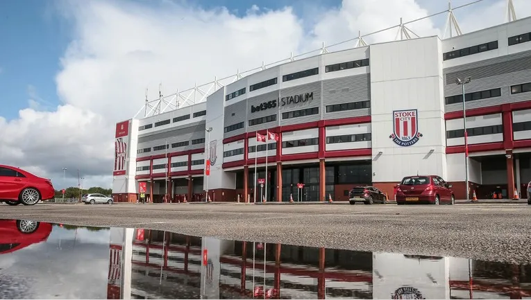 Cận cảnh vẻ ngoài của sân Bet365 Stadium, cho thấy thiết kế hiện đại và quy mô.