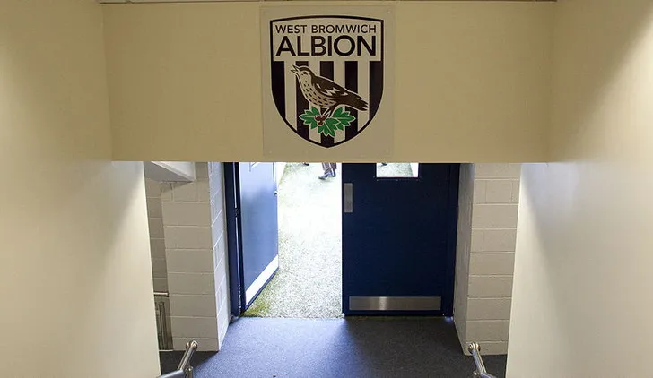 Cánh cửa dẫn từ phòng thay đồ ra sân tại The Hawthorns, nơi các cầu thủ West Brom bước vào trận đấu.