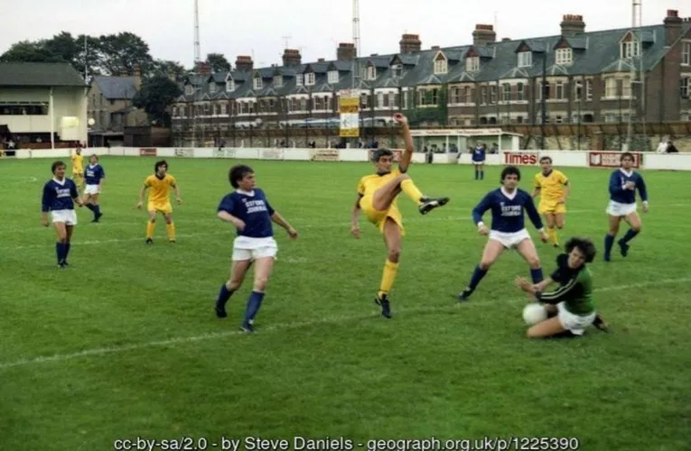 Cảnh một trận đấu của Oxford City FC năm 1981, ghi lại khoảnh khắc lịch sử của đội bóng bán chuyên Anh.