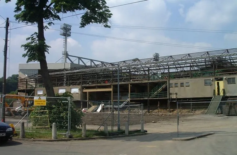 Cảnh phá dỡ khán đài South Stand cũ năm 2003 tại Carrow Road, chuẩn bị cho kỷ nguyên phát triển mới của Norwich City
