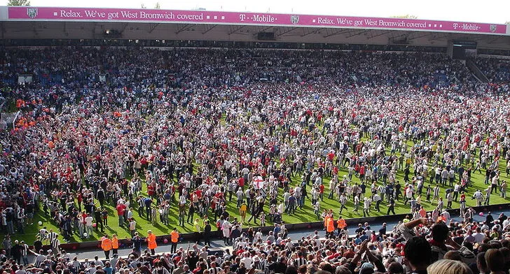 Cảnh tượng CĐV West Bromwich Albion ăn mừng chiến tích &quot;The Great Escape&quot; đầy cảm xúc tại The Hawthorns.