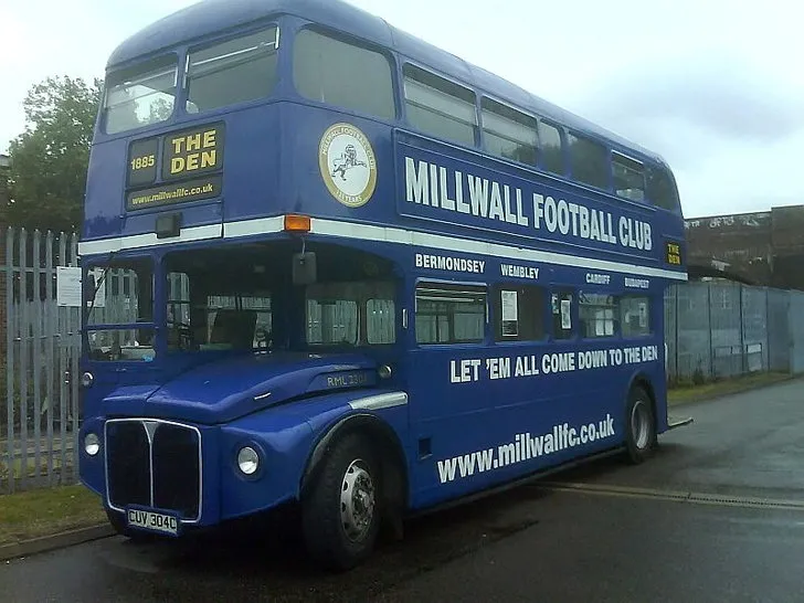 Chiếc xe buýt Routemaster biểu tượng của Millwall FC, gắn liền với văn hóa bóng đá Anh