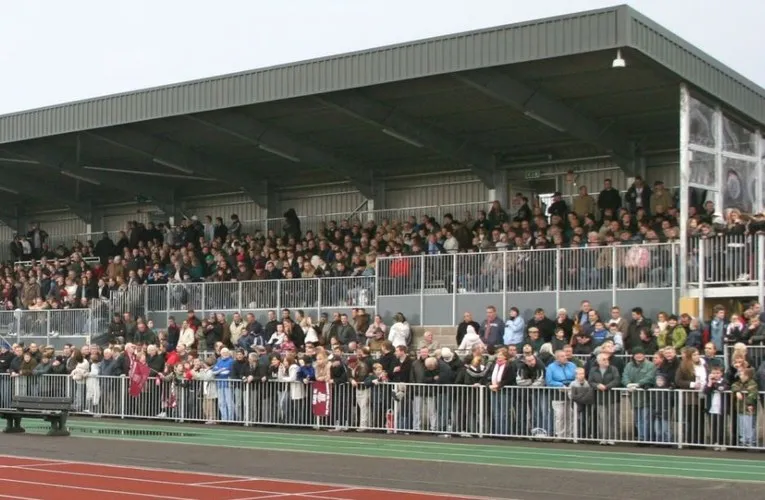 Cổ động viên Chelmsford City FC lấp đầy khán đài sân Melbourne, một nét đẹp truyền thống của bóng đá hạng dưới Anh.