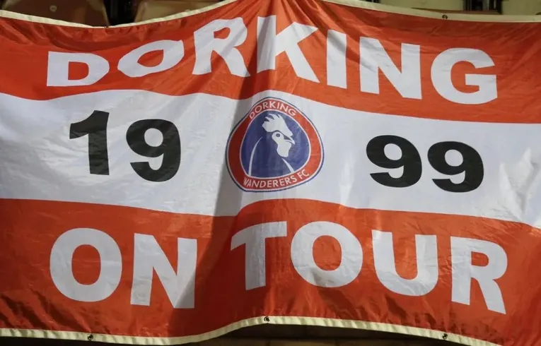 Cờ Dorking Wanderers FC tung bay tại Meadowbank Stadium, biểu tượng của niềm tự hào và tinh thần cộng đồng trong hệ thống non-league