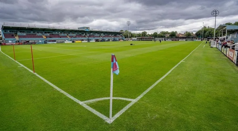 Cờ góc sân Mariners Park, nơi những trận cầu đầy cảm xúc của South Shields FC diễn ra
