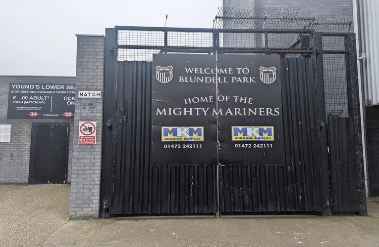 Cổng chính Blundell Park, nơi các cổ động viên Grimsby Town thường tập trung trước trận đấu