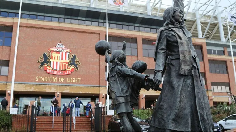 Cổng chính của Stadium of Light, với kiến trúc hiện đại và logo câu lạc bộ