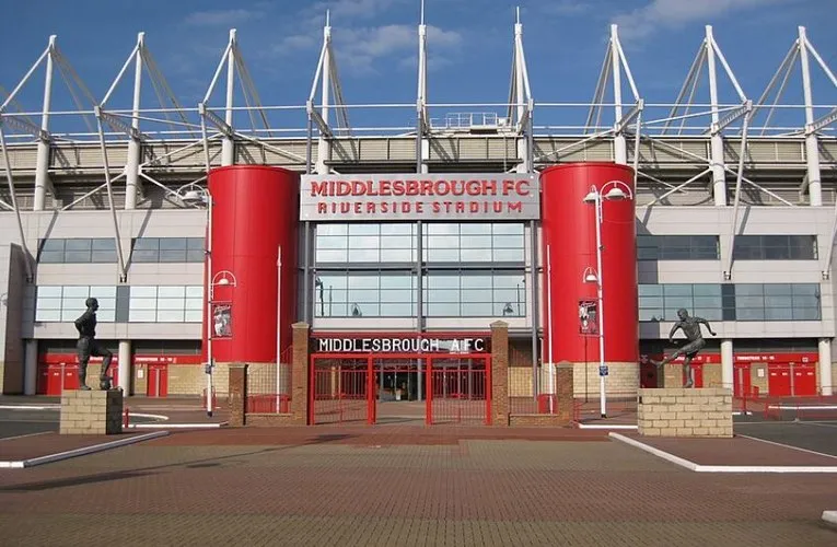 Cổng chính hoành tráng của sân Riverside Stadium Middlesbrough, chào đón người hâm mộ