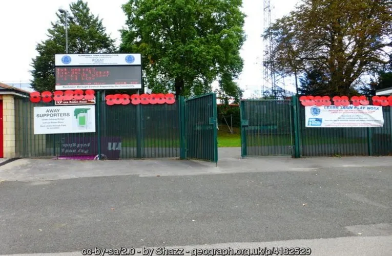 Cổng chính sân Recreation Ground, điểm khởi đầu cho những trải nghiệm bóng đá tại Aldershot