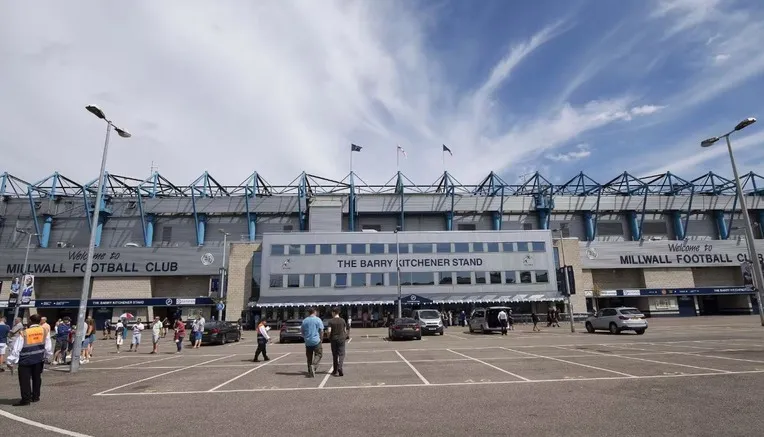 Cổng chính sân The Den, nơi chào đón những trái tim sư tử Millwall qua bao thế hệ