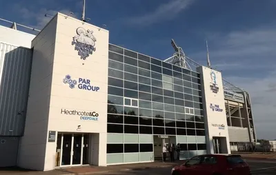 Cổng chính sân vận động Deepdale, biểu tượng lịch sử của câu lạc bộ Preston North End.