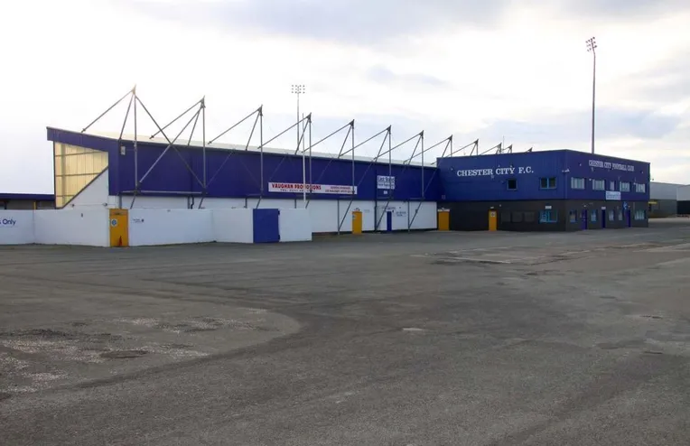 Cổng vào chính Deva Stadium, nơi chào đón người hâm mộ Chester FC
