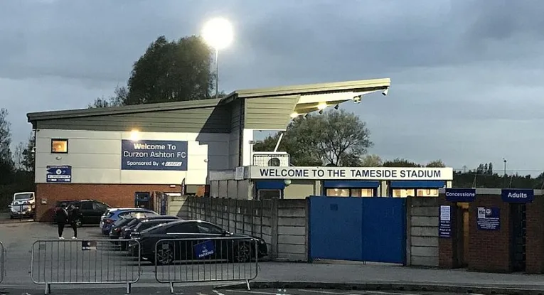 Cổng vào chính và mặt tiền Tameside Stadium Ashton, biểu tượng của một câu lạc bộ bóng đá cộng đồng