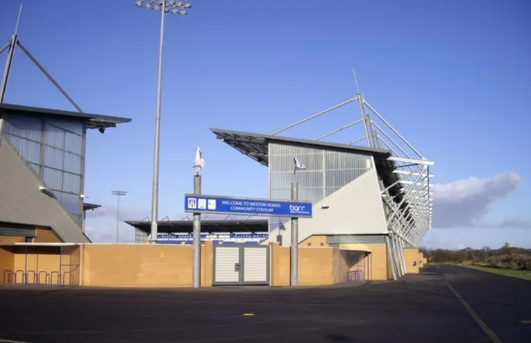Cổng vào JobServe Community Stadium ngay sau khi khánh thành, một biểu tượng của sự khởi đầu mới cho Colchester United