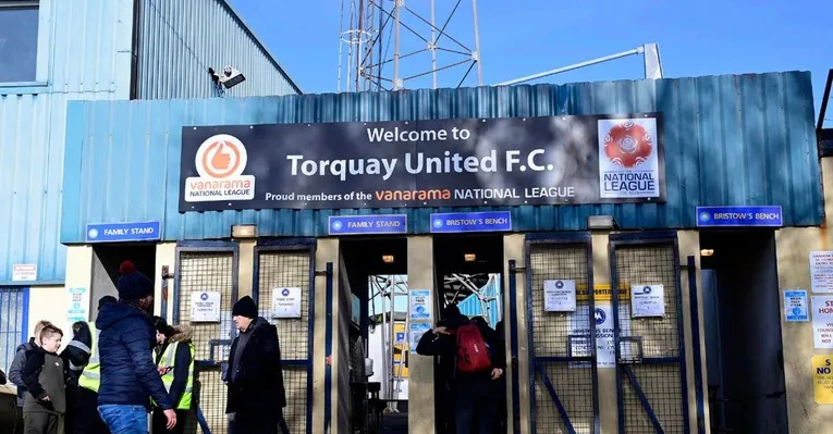 Cổng vào sân Plainmoor tại Torquay, hình ảnh quen quen thuộc của người hâm mộ trước mỗi trận đấu của The Gulls.