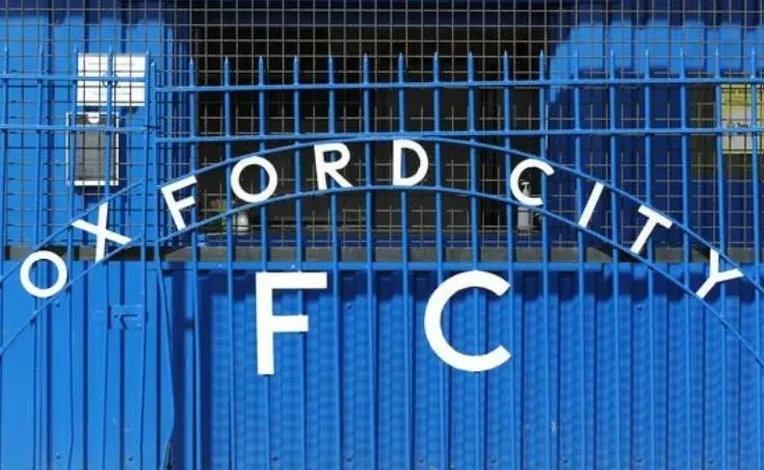 Cổng vào sân vận động Court Place Farm của Oxford City FC, biểu tượng của bóng đá Anh truyền thống.