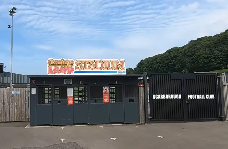 Cổng vào sân vận động Flamingo Land, chào đón du khách và cổ động viên