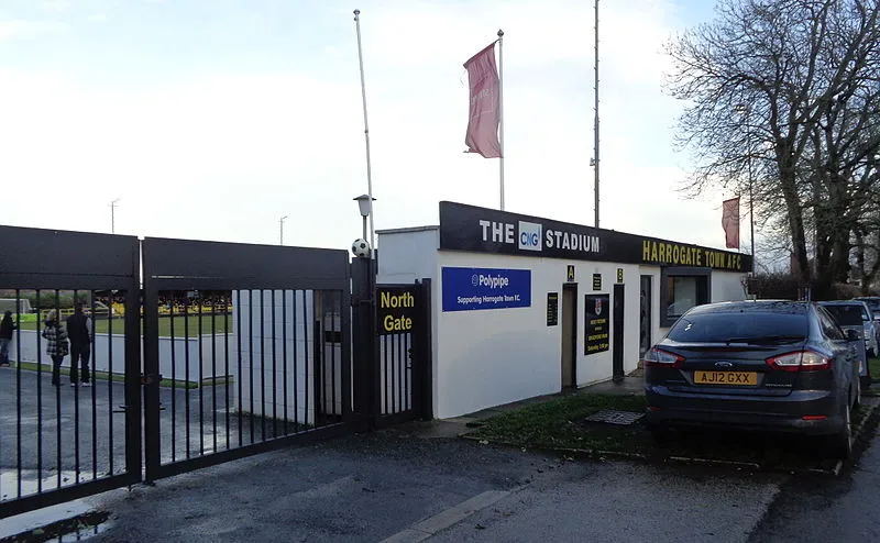 Cổng vào sân Wetherby Road, gợi nhớ về một thời bóng đá đơn sơ