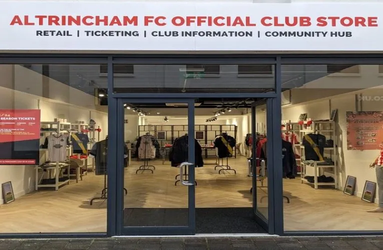 Cửa hàng câu lạc bộ Altrincham FC, nơi người hâm mộ mua sắm kỷ niệm vật Moss Lane