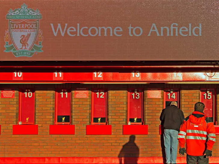 Cửa sổ bán vé của Liverpool FC, biểu tượng của một thời mua vé xếp hàng