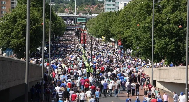 Đại lộ Wembley Way tấp nập người hâm mộ trên đường đến sân vận động Wembley