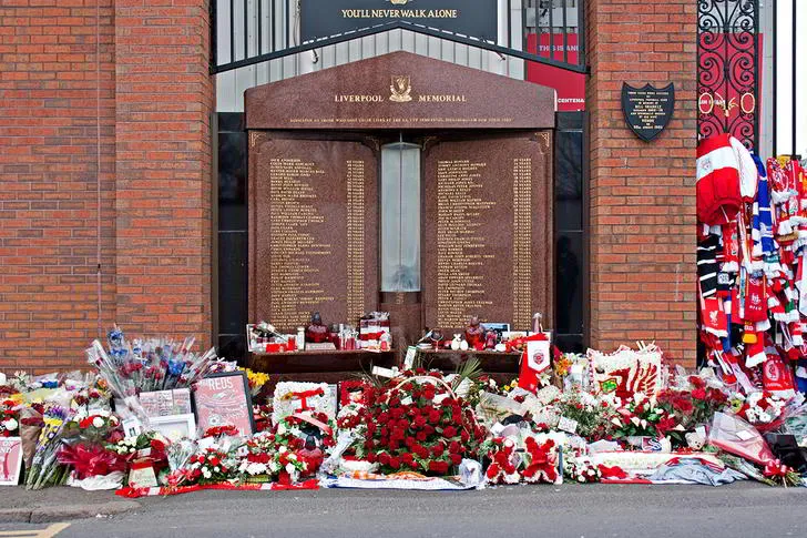 Đài tưởng niệm Hillsborough tại Anfield, một nơi thiêng liêng tưởng nhớ các nạn nhân