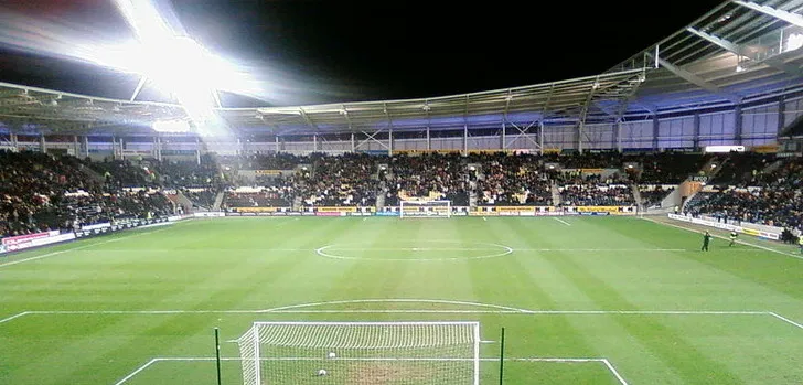 Đám đông cổ động viên sôi động tại MKM Stadium, tạo nên bầu không khí cuồng nhiệt trong các trận đấu của Hull City