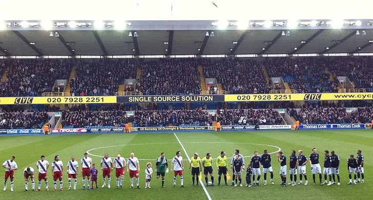 Đội hình Millwall và Crystal Palace chuẩn bị thi đấu tại sân The Den, một trận derby London đáng nhớ