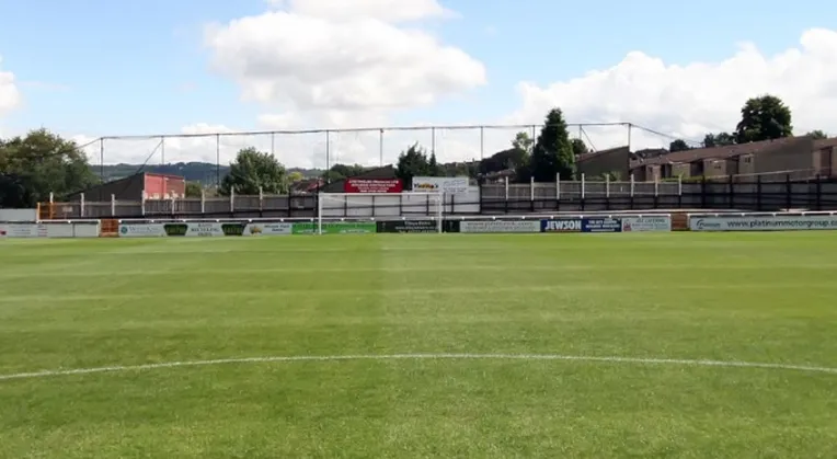Góc khán đài Bath End, một trong những khu vực cổ vũ cho đội nhà tại sân Twerton Park