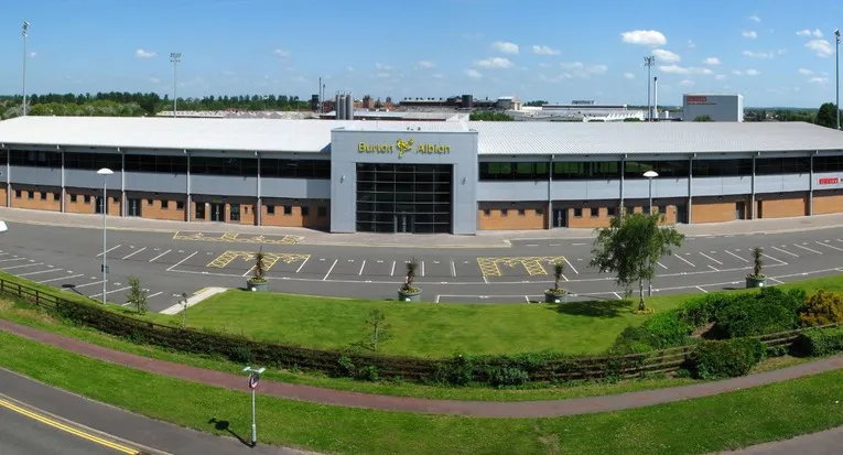 Góc nhìn bên ngoài sân vận động Pirelli Stadium, phản ánh kiến trúc hiện đại và sự hòa mình vào khung cảnh Burton upon Trent.
