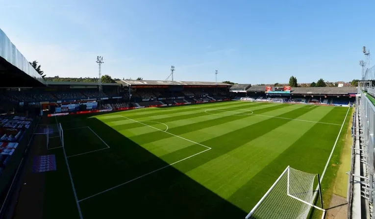Góc nhìn cận cảnh mặt sân Kenilworth Road, nơi đã chứng kiến bao khoảnh khắc lịch sử của Luton Town.