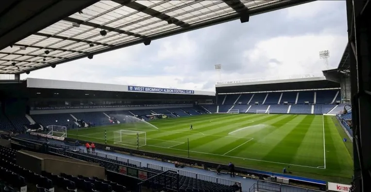 Góc nhìn cận cảnh từ khán đài The Hawthorns, thể hiện sự gần gũi giữa CĐV và mặt sân thi đấu.