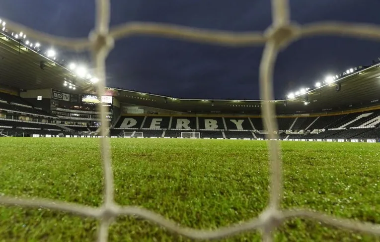 Góc nhìn độc đáo từ sau lưới khung thành tại sân vận động Pride Park, cảm nhận sự gần gũi với trái bóng