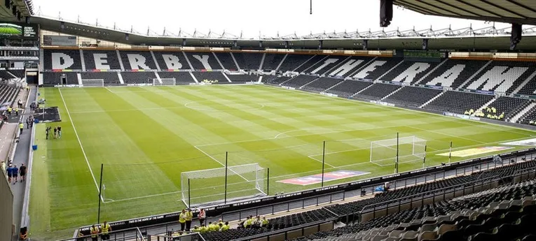 Góc nhìn toàn cảnh mặt cỏ xanh mướt của sân Pride Park, nơi chứng kiến bao trận cầu kịch tính của Derby County